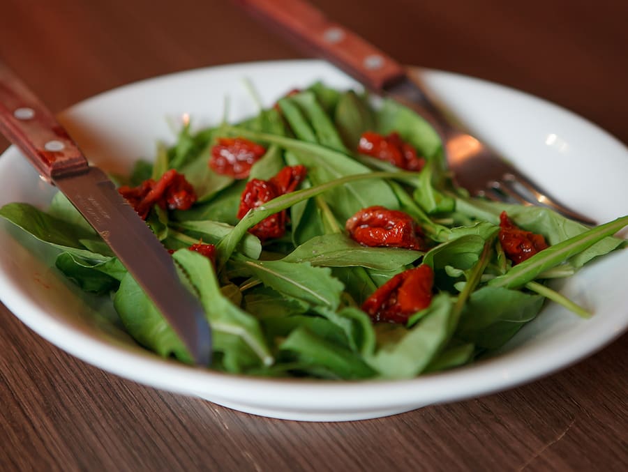 Salada de rúcula com tomate seco e ricota